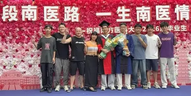 老板娘晒出毕业合照