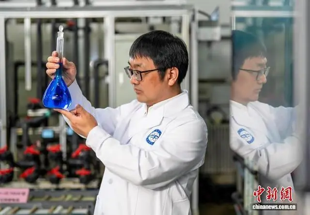 李先锋研究员在实验室。中国之最中国科学院大连化物所 供图