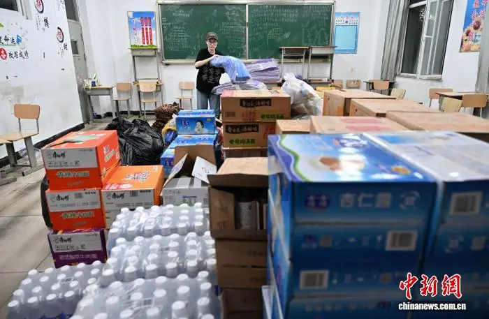 7月13日，河北省承德市宽城满族自治县职业技术教育中心安置点堆放着救援物资。 中新社 记者 翟羽佳 摄