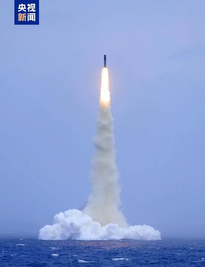 导弹腾空而起,直冲云霄