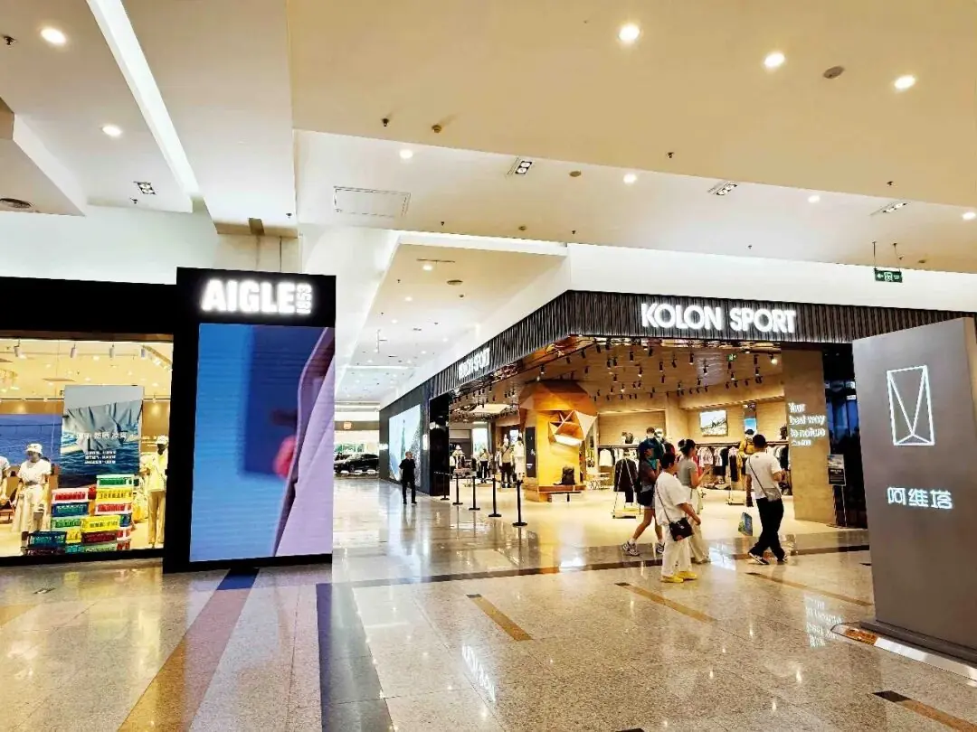 北京世纪金源购物中心一层集中了许多户外品牌店。摄影/贾诗卉
