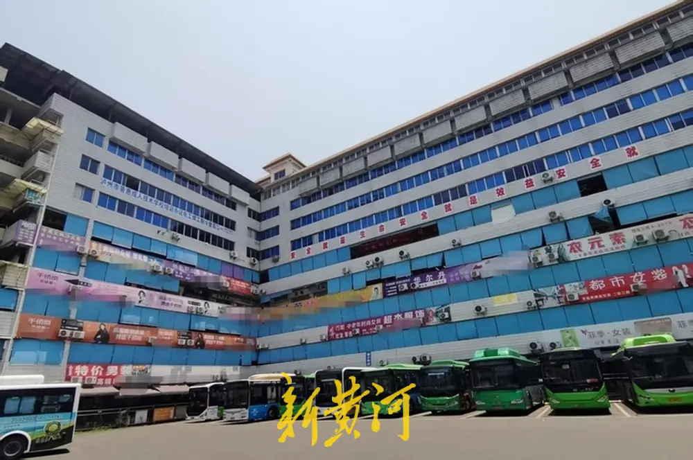 7月8日中午的公交商城，仍是密密麻麻的服装档口。新黄河记者赵桂凯摄